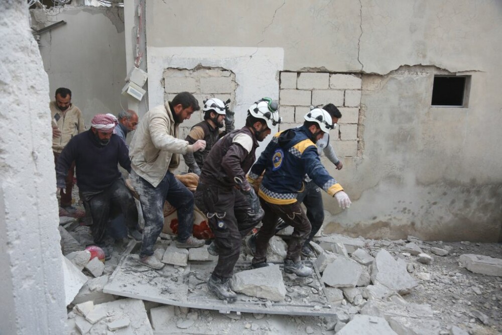 Imaginile dezastrului în Siria. Povestea fetiței care zace lângă sora sa decedată - Imaginea 2