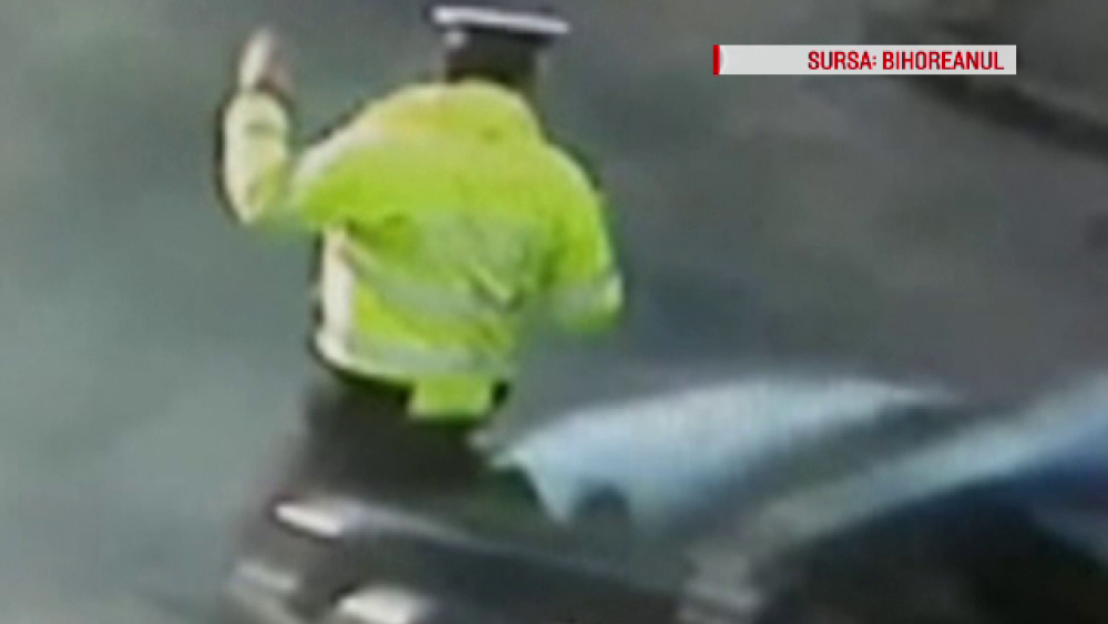 Momentul în care un polițist din Oradea e luat pe capotă de un șofer. Explicația acestuia - Imaginea 1