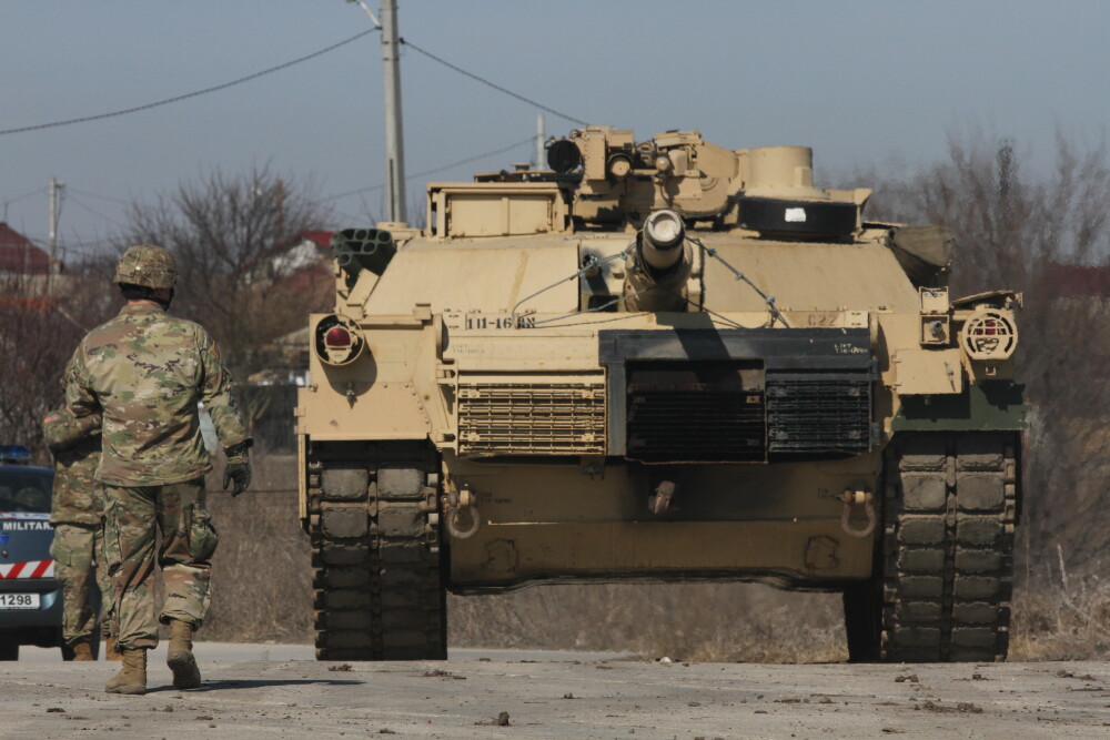 Sute de militari americani cu tancuri şi elicoptere, trimişi în România pentru o operaţiune - Imaginea 1