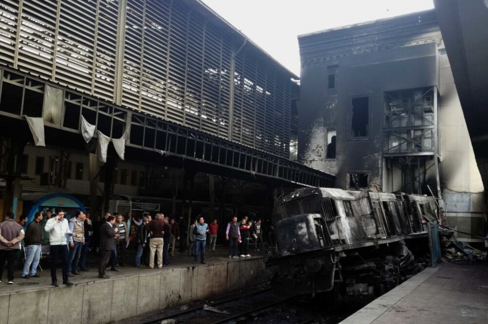 Momentul în care un tren explodează în gara din Cairo. Sunt 25 de morți. VIDEO - Imaginea 4