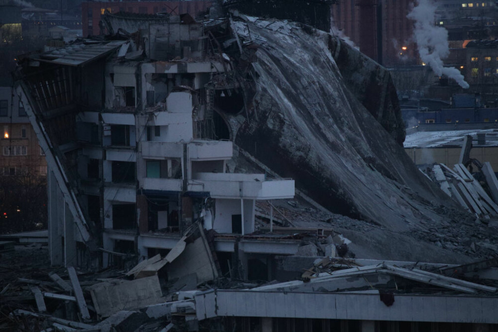 Momentul în care acoperișul unui stadion se prăbușește în câteva secunde. VIDEO - Imaginea 2