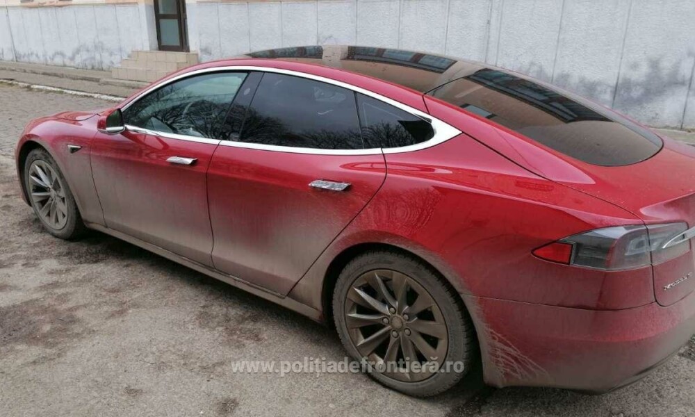 Un român a rămas fără autoturismul Tesla de 53.000 de euro imediat după ce a intrat în țară - Imaginea 1
