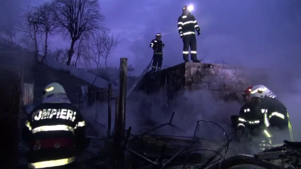 Un incendiu violent a mistuit trei case din Bacău. „Sărea, ziceai că e dinamită” - Imaginea 2