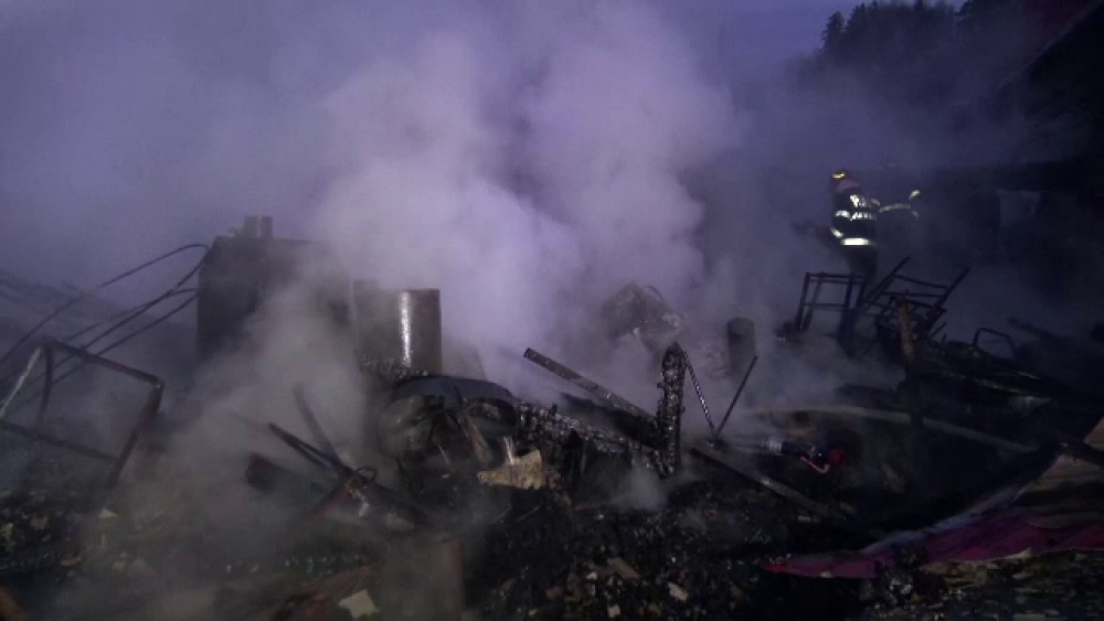 Un incendiu violent a mistuit trei case din Bacău. „Sărea, ziceai că e dinamită” - Imaginea 3