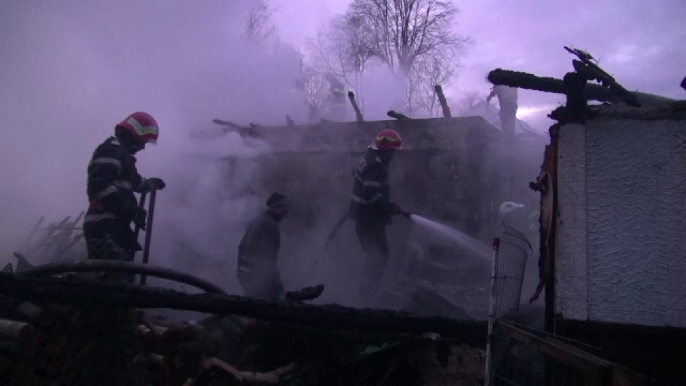 Un incendiu violent a mistuit trei case din Bacău. „Sărea, ziceai că e dinamită” - Imaginea 4