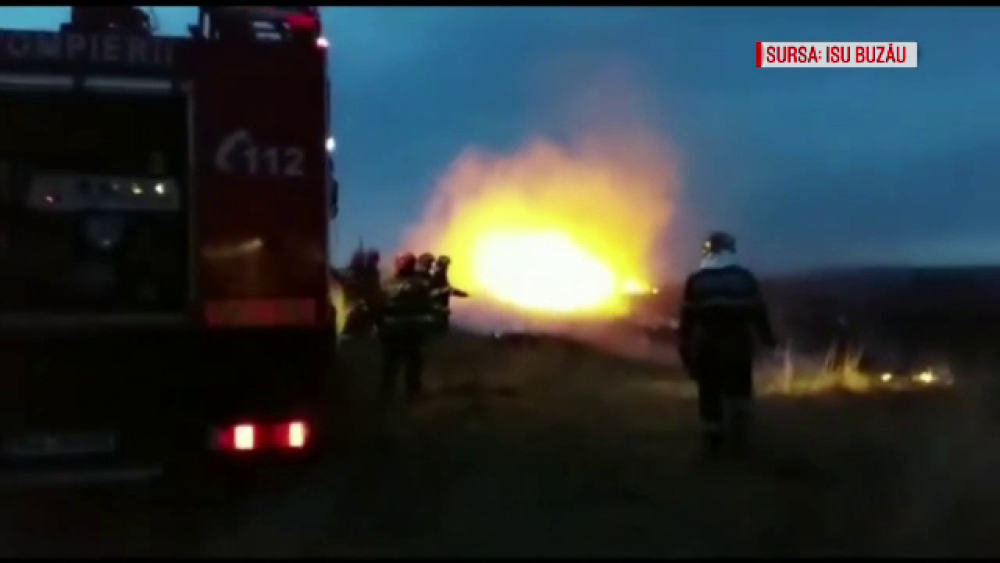 Misiune dificilă pentru pompierii din Buzău. Un incendiu a cuprins 30 de hectare de vegetație - Imaginea 3