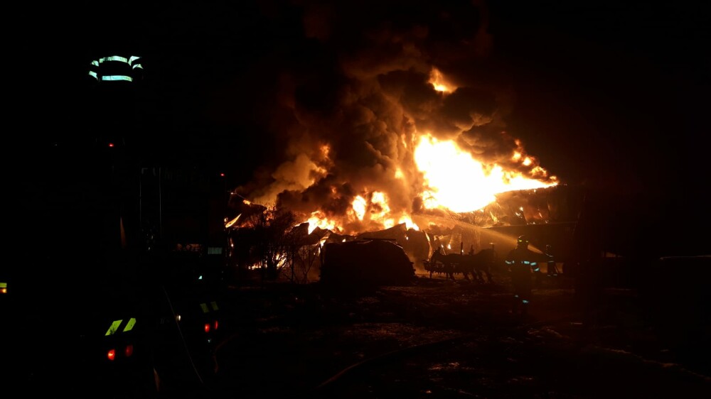 VIDEO. Incendiu violent în Ilfov. O hală de producție a fost mistuită de flăcări - Imaginea 1