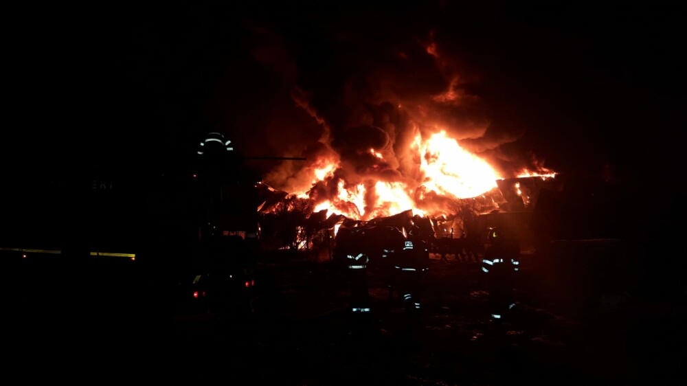 VIDEO. Incendiu violent în Ilfov. O hală de producție a fost mistuită de flăcări - Imaginea 4