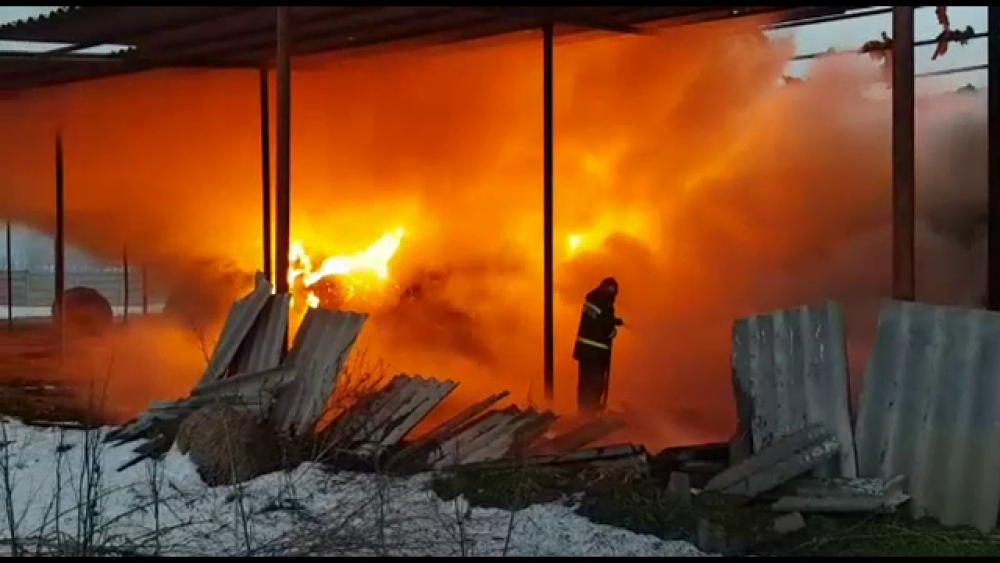 Incendiu violent izbucnit în Tulcea. Pompierii s-au chinuit 12 ore să stingă flăcările imense - Imaginea 1
