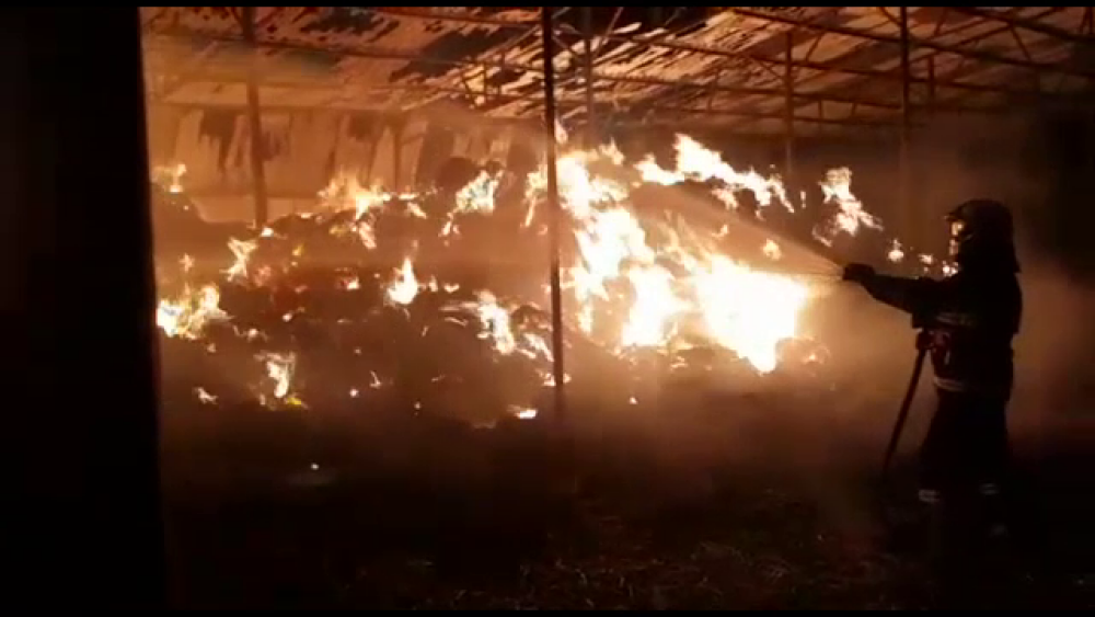 Incendiu violent izbucnit în Tulcea. Pompierii s-au chinuit 12 ore să stingă flăcările imense - Imaginea 3