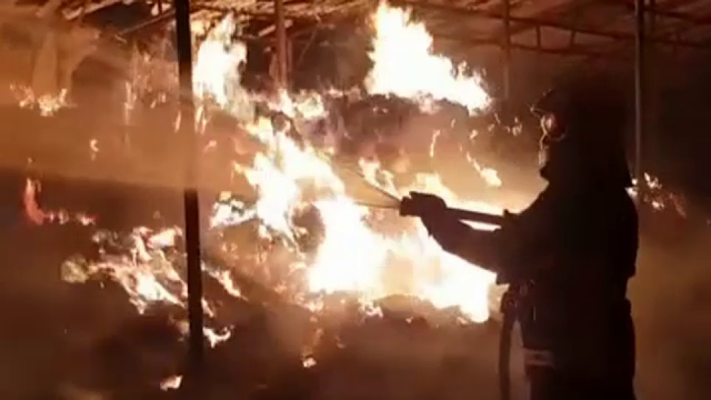 Incendiu violent izbucnit în Tulcea. Pompierii s-au chinuit 12 ore să stingă flăcările imense - Imaginea 4