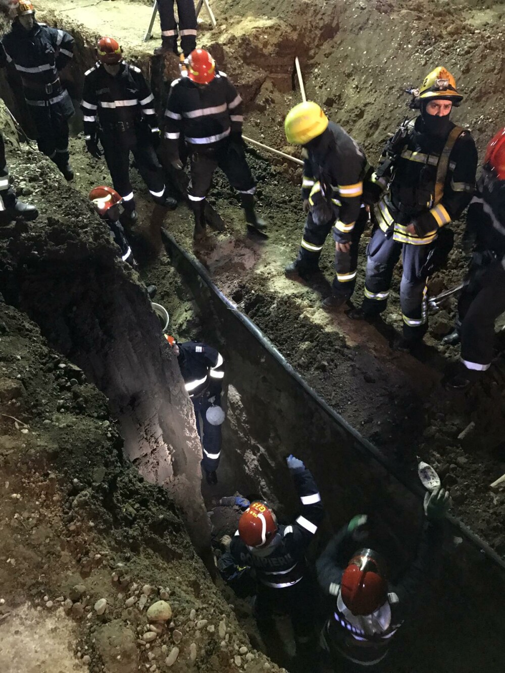 Muncitorul prins sub un mal de pământ în Corbeanca a murit. Ce spun autoritățile - Imaginea 3