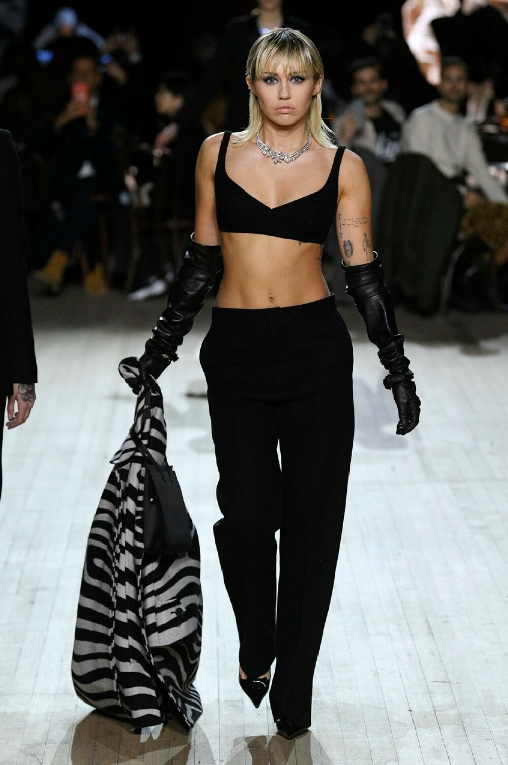 Miley Cyrus, fără sutien la New York Fashion Week. Cum a fost fotografiată - Imaginea 3