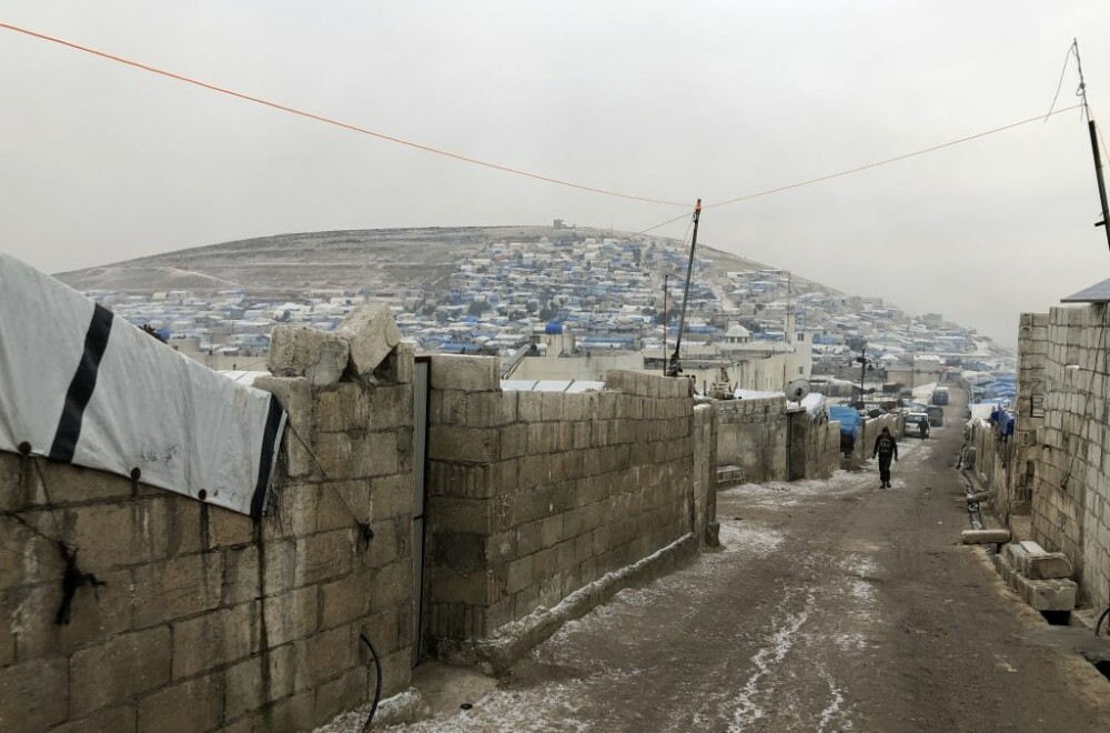 Peste 800.000 de sirieni și-au părăsit casele din cauza războiului. Locuiesc în frig, în tabere improvizate - Imaginea 2