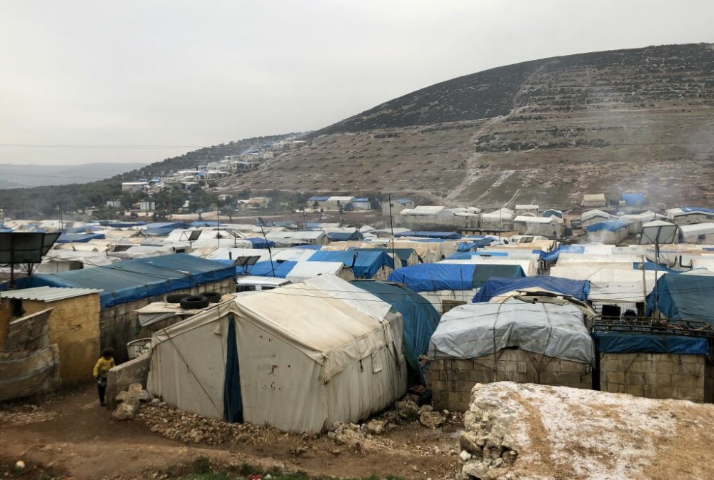 Peste 800.000 de sirieni și-au părăsit casele din cauza războiului. Locuiesc în frig, în tabere improvizate - Imaginea 3
