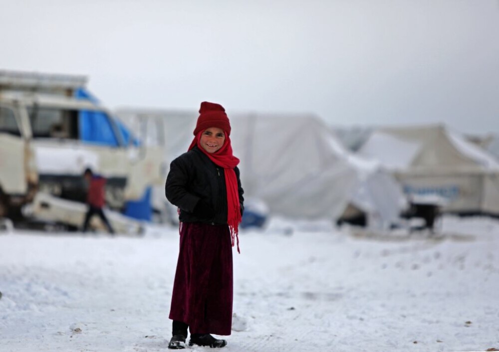 Peste 800.000 de sirieni și-au părăsit casele din cauza războiului. Locuiesc în frig, în tabere improvizate - Imaginea 4