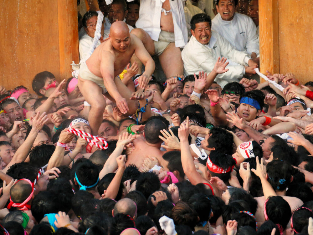 Mii de japonezi dezbrăcați s-au luptat pentru a prinde talismane în cadrul unui festival - Imaginea 1