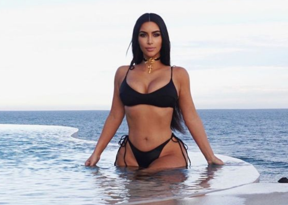 Kim Kardashian, apariție de senzație pe o plajă din Malibu, în plină pandemie. GALERIE FOTO - Imaginea 8