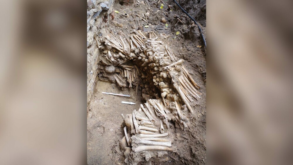 FOTO. Descoperire macabră făcută de o echipă de arheologi, sub o biserică din Belgia - Imaginea 3