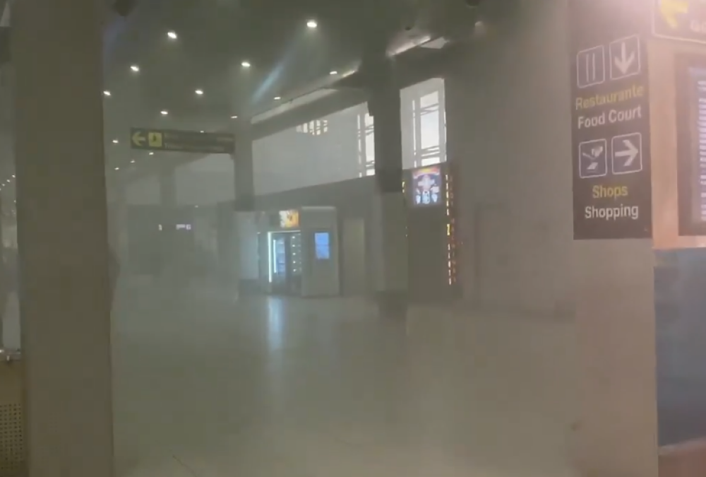 Incendiu în terminalul plecări din Aeroportul Otopeni. Martorii se plâng de dezorganizare - Imaginea 1