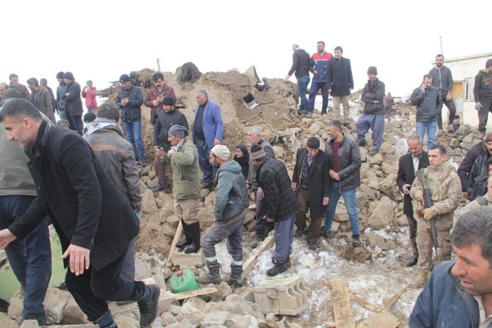 Cutremur cu magnitudinea 5,7 la granița între Turcia și Iran. Nouă morți și 40 de răniți - Imaginea 7