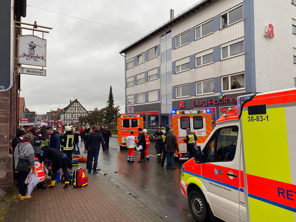 O maşină a intrat în mulţime la o paradă, în Germania. Zeci de persoane rănite - Imaginea 1