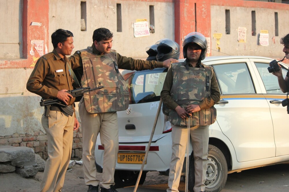 VIDEO. Lupte cu săbii și pistoale la New Delhi. Sunt 23 de morți și peste 200 de răniți - Imaginea 1