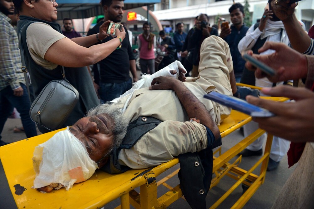 VIDEO. Lupte cu săbii și pistoale la New Delhi. Sunt 23 de morți și peste 200 de răniți - Imaginea 2