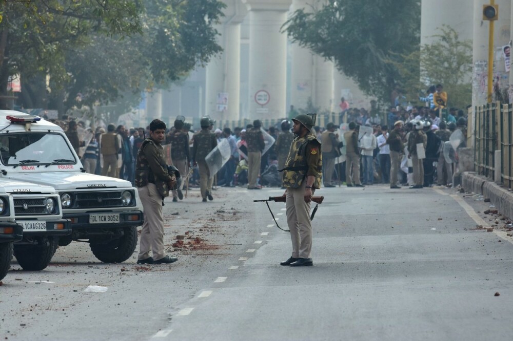 VIDEO. Lupte cu săbii și pistoale la New Delhi. Sunt 23 de morți și peste 200 de răniți - Imaginea 3