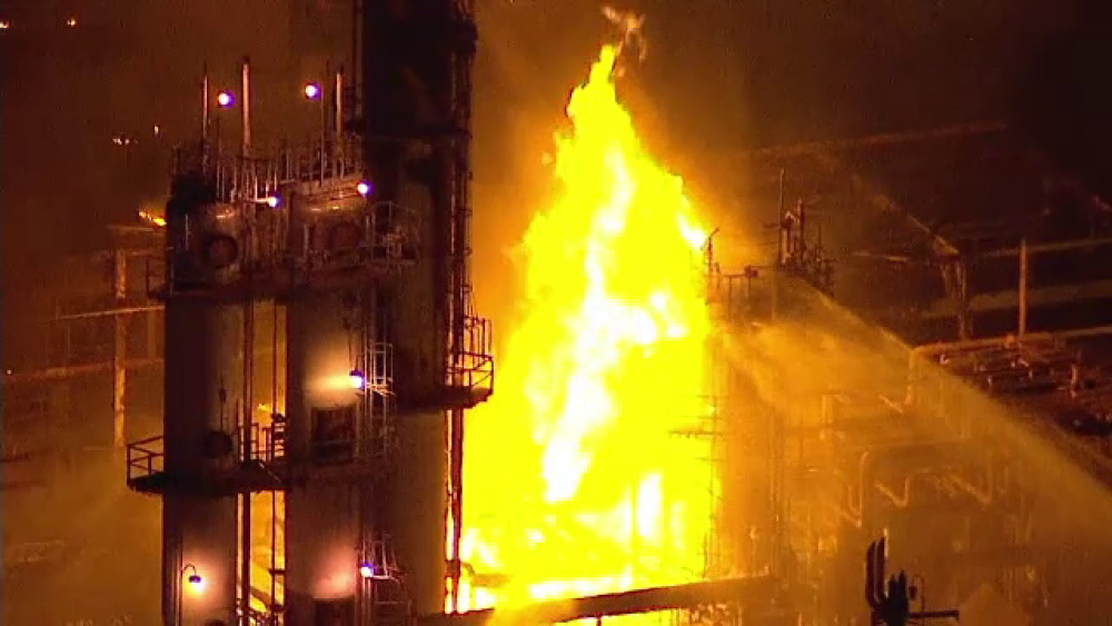 VIDEO. Incendiu violent la o rafinărie din California. Pompierii au avut mari probleme - Imaginea 1