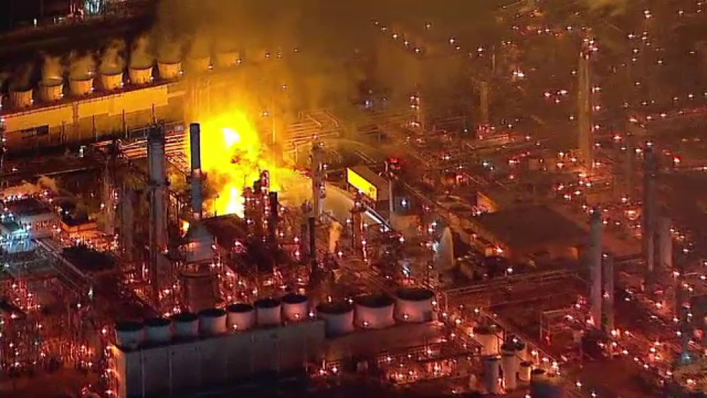 VIDEO. Incendiu violent la o rafinărie din California. Pompierii au avut mari probleme - Imaginea 2