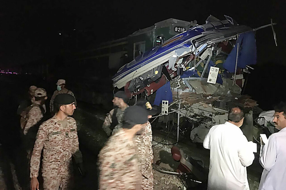 Autobuz retezat pe jumătate de tren, în Pakistan: Sunt zeci de morți și răniți - Imaginea 3