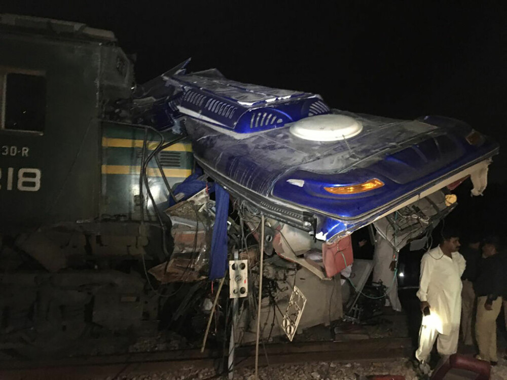 Autobuz retezat pe jumătate de tren, în Pakistan: Sunt zeci de morți și răniți - Imaginea 1