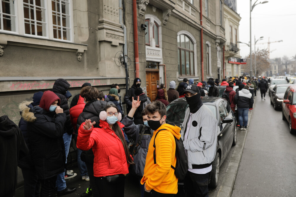 VIDEO. Sute de oameni s-au îmbulzit pentru un burger gratis. Patronul, amendat, dar în culmea fericirii: ”Au venit buluc!” - Imaginea 1