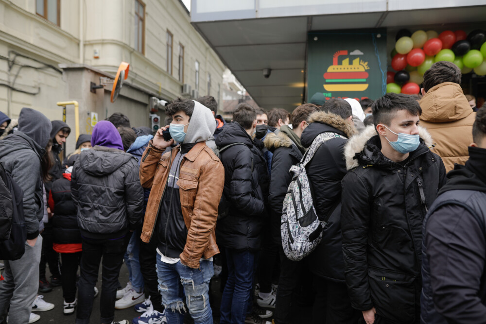 VIDEO. Sute de oameni s-au îmbulzit pentru un burger gratis. Patronul, amendat, dar în culmea fericirii: ”Au venit buluc!” - Imaginea 2