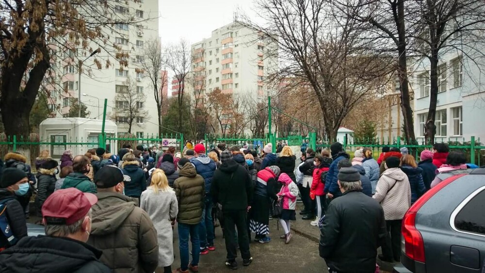 FOTO. Părinții și bunicii s-au îngrămădit la școli și nu au mai ținut cont de distanțare - Imaginea 2