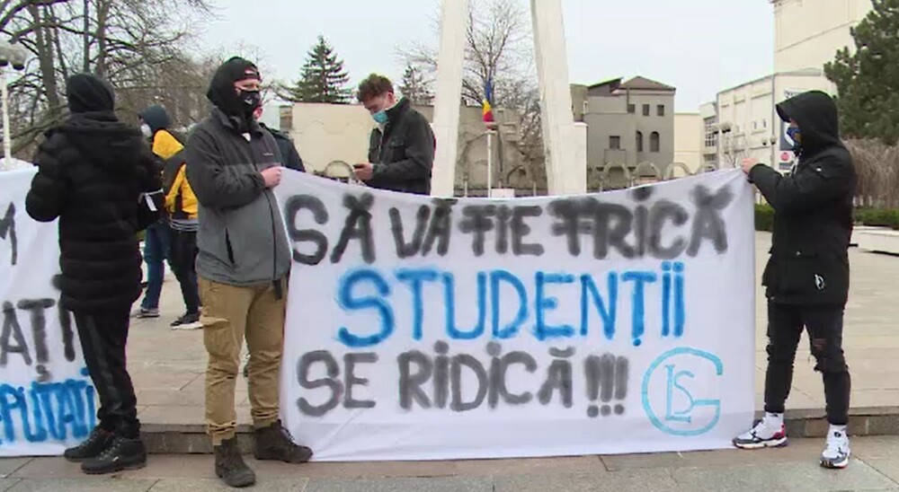 Proteste în mai multe orașe din țară, împotriva eliminării gratuității la tren pentru studenți - Imaginea 1