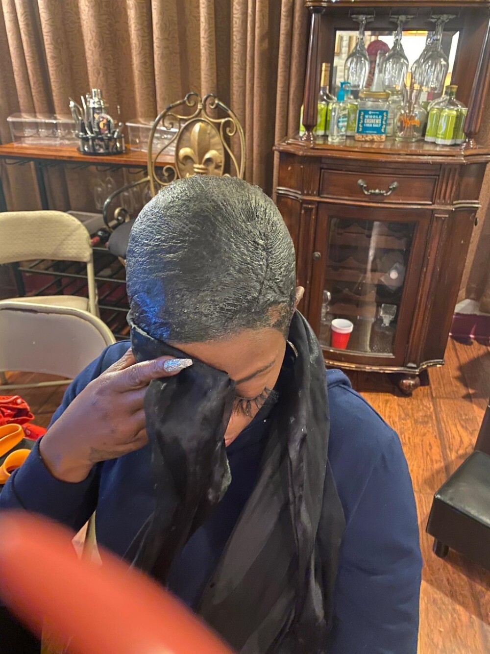 Tânăra care și-a dat cu lipici pe cap, în loc de fixativ, are o nouă problemă uriașă cu părul. VIDEO - Imaginea 3