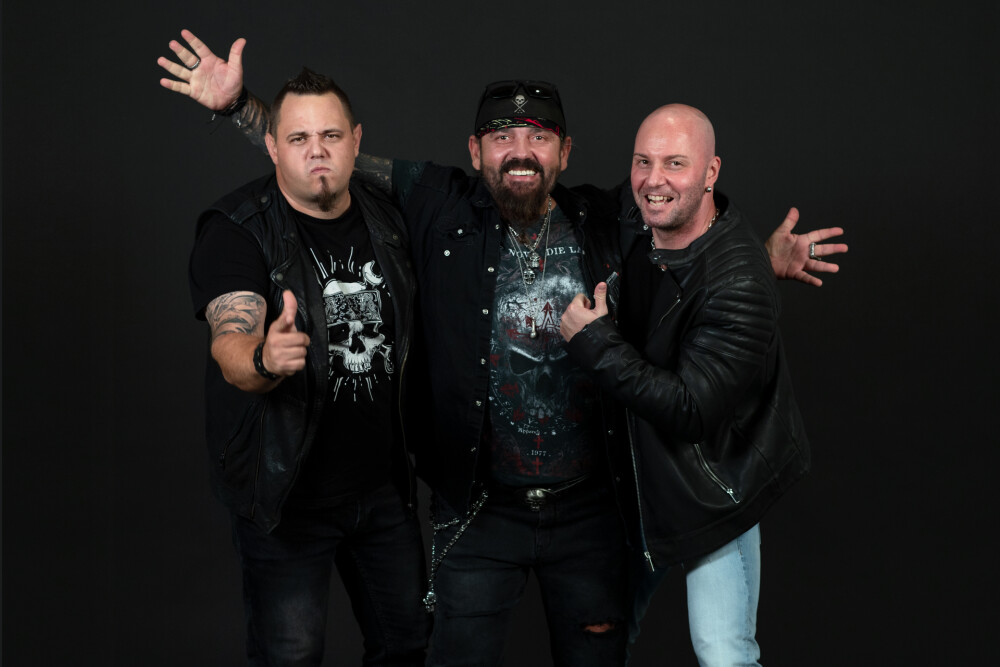 Supergrupul românesc de rock Manic Sinners și-a lansat primul album: ”King of the badlands” - Imaginea 4