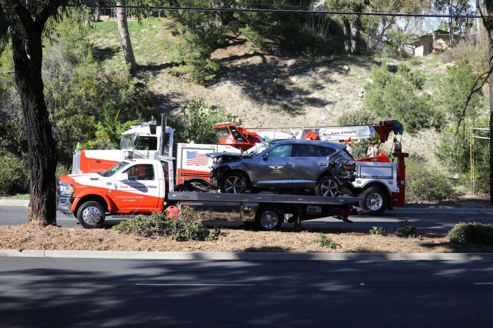 Tiger Woods a ajuns la spital după un accident de mașină. Primele imagini de la fața locului - Imaginea 3