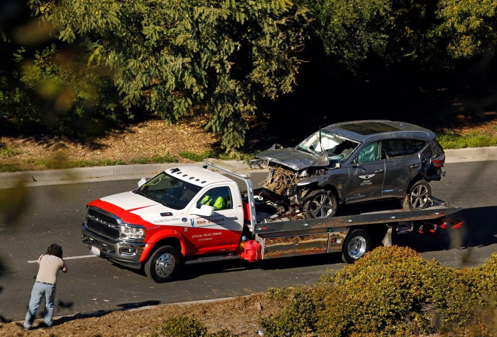 Tiger Woods a ajuns la spital după un accident de mașină. Primele imagini de la fața locului - Imaginea 5