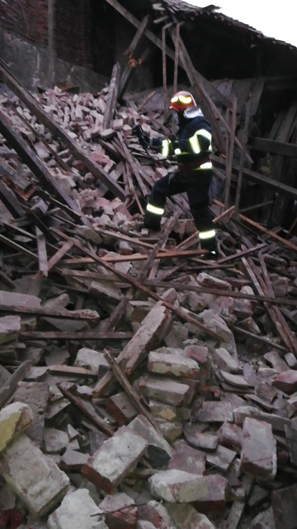 Explozie într-o clădire din Timişoara. Un bărbat a fost prins sub dărâmături. FOTO - Imaginea 2