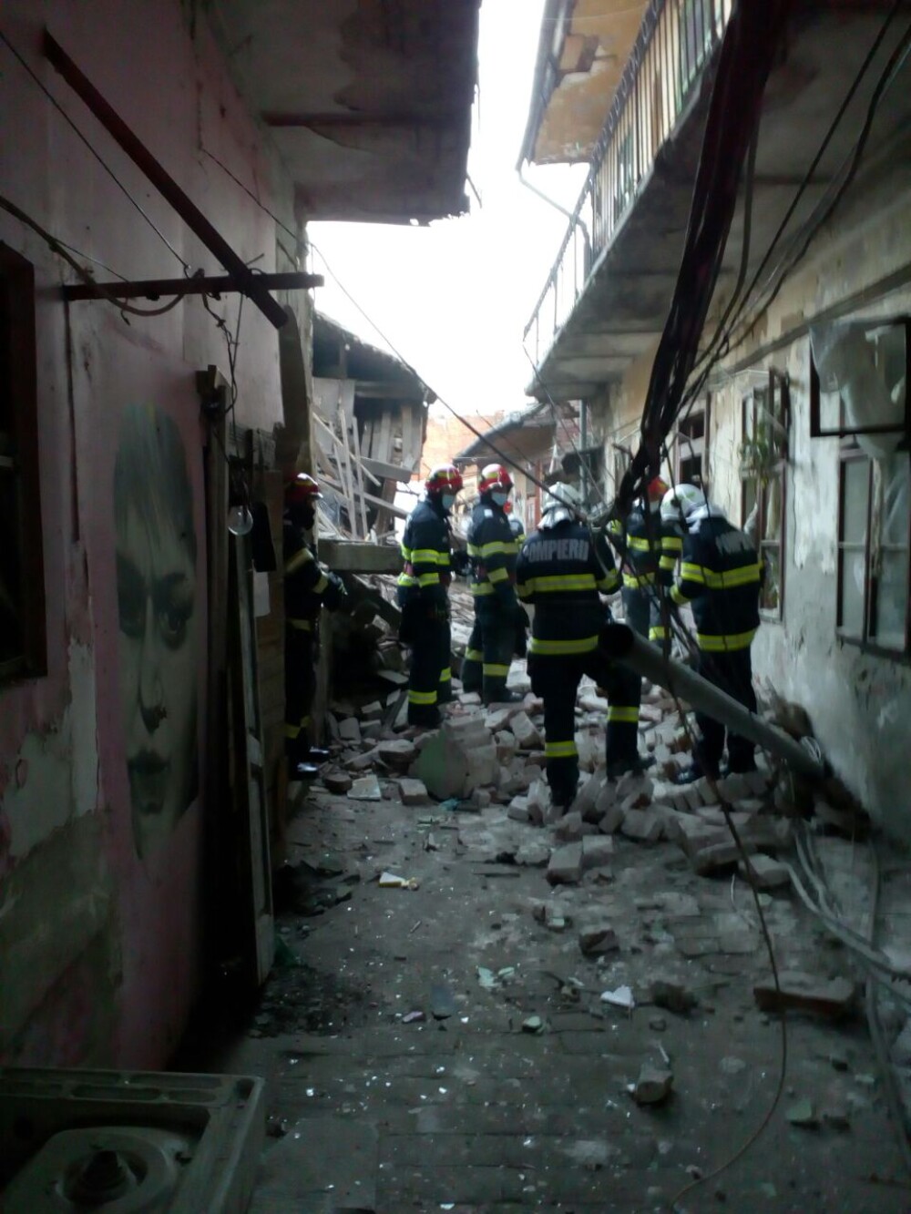 Explozie într-o clădire din Timişoara. Un bărbat a fost prins sub dărâmături. FOTO - Imaginea 3