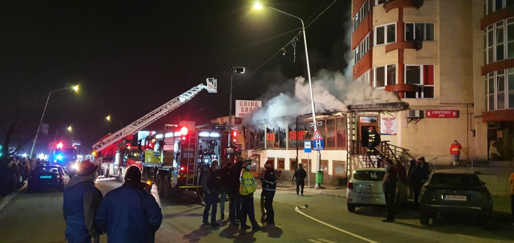 Incendiu puternic în Petroșani. Un magazin aflat lângă un bloc de locuințe a luat foc. VIDEO - Imaginea 1