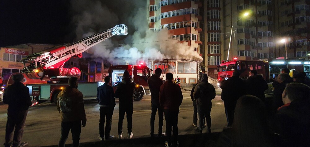 Incendiu puternic în Petroșani. Un magazin aflat lângă un bloc de locuințe a luat foc. VIDEO - Imaginea 4