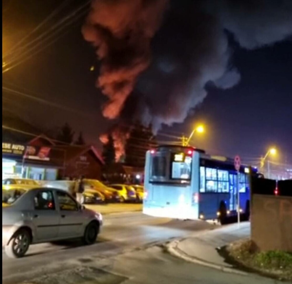 VIDEO Incendiu în București. 400 de metri pătrați sunt afectați - Imaginea 2