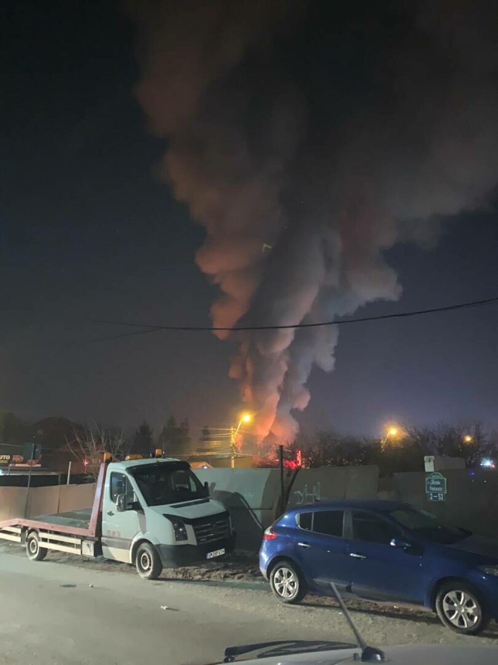 VIDEO Incendiu în București. 400 de metri pătrați sunt afectați - Imaginea 3
