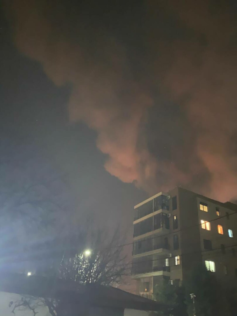 VIDEO Incendiu în București. 400 de metri pătrați sunt afectați - Imaginea 4