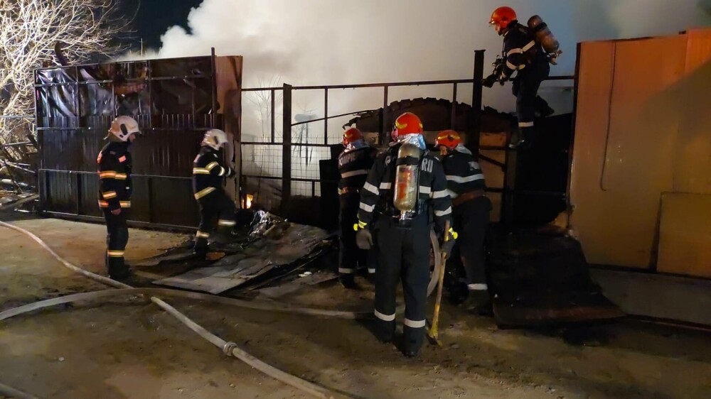 VIDEO Incendiu în București. 400 de metri pătrați sunt afectați - Imaginea 5