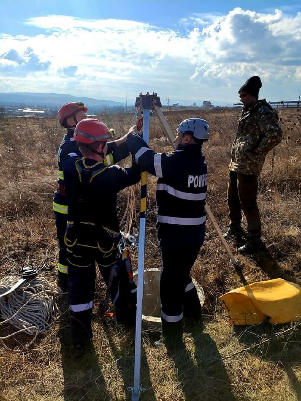 VIDEO Momentul în care un cățel căzut într-un puț adânc de 12 metri este salvat de pompierii militari - Imaginea 5